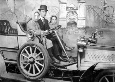 Percy Laidler and sisters at Luna Park